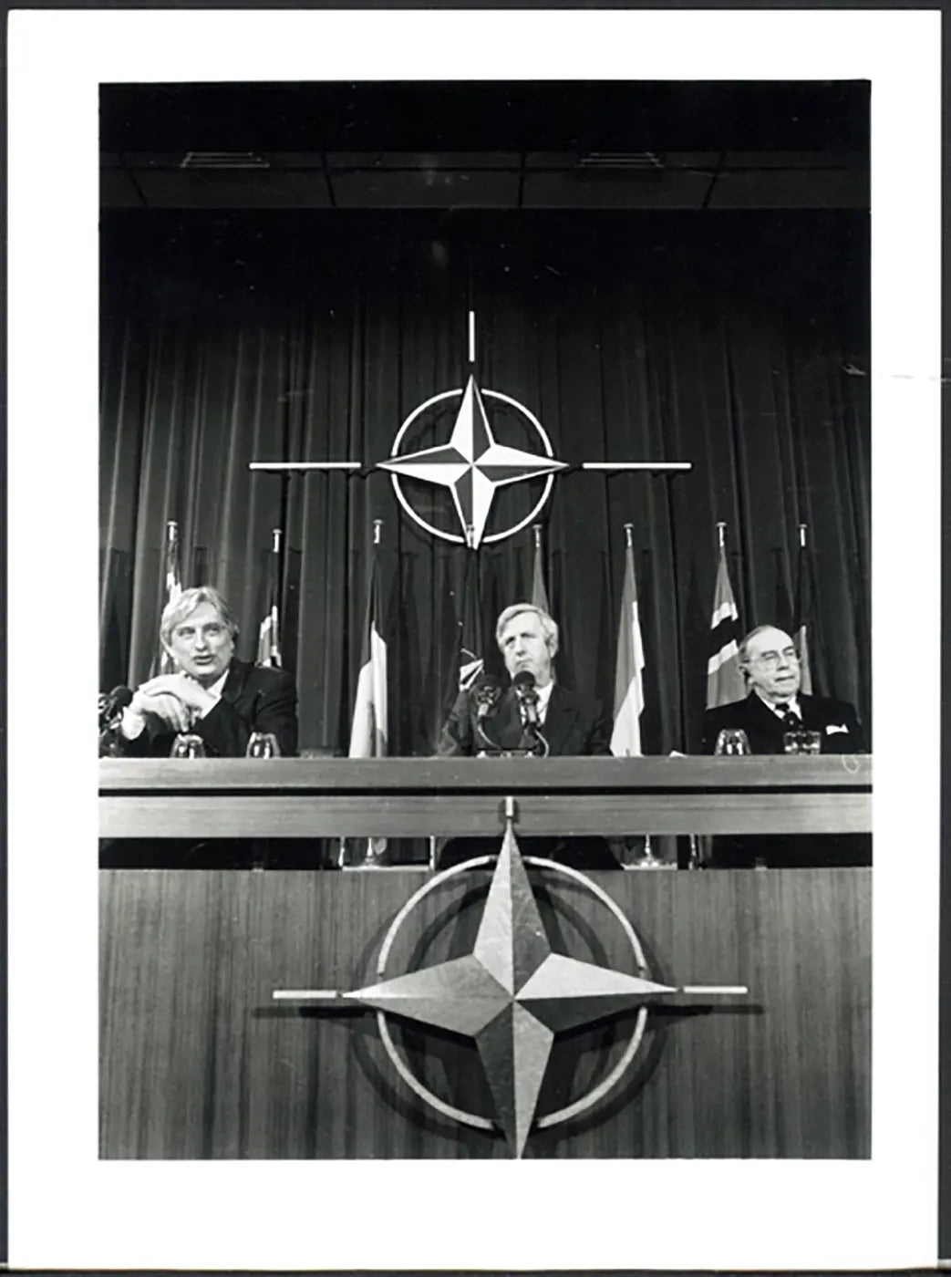 Riunione alla Nato 1991 Ft 5650 - Stampa 24x18 cm - Farabola Stampa ai sali d'argento