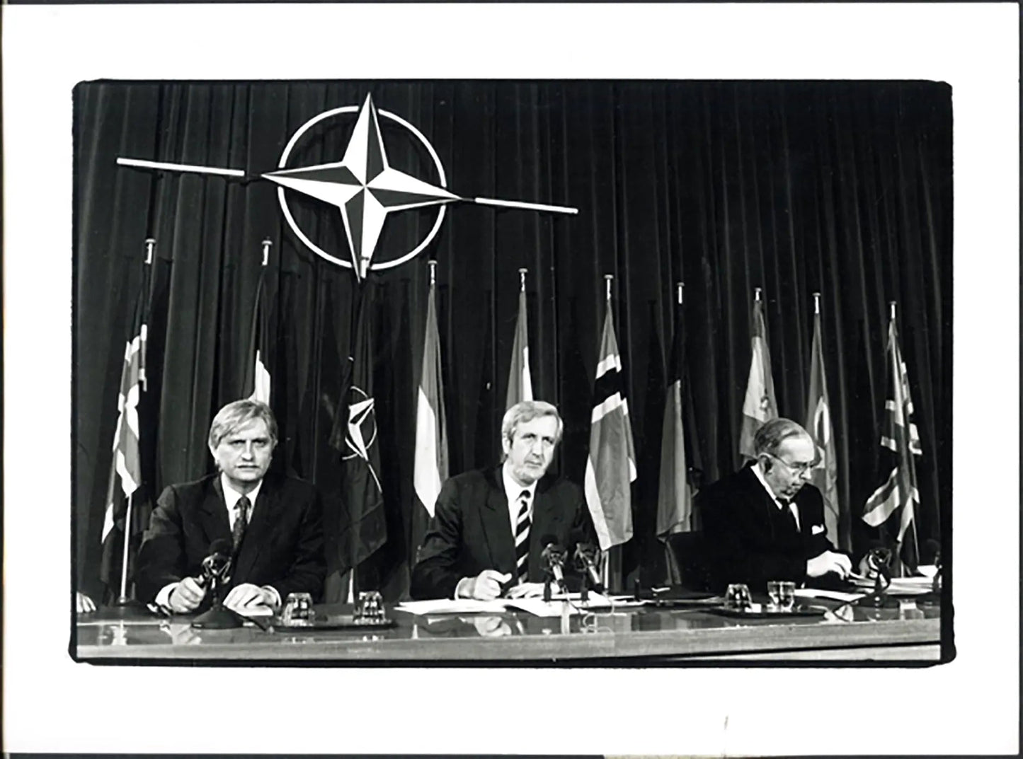 Riunione alla Nato 1991 Ft 5672 - Stampa 24x18 cm - Farabola Stampa ai sali d'argento