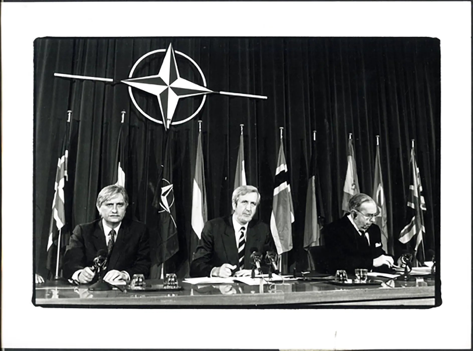 Riunione alla Nato 1991 Ft 5672 - Stampa 24x18 cm - Farabola Stampa ai sali d'argento