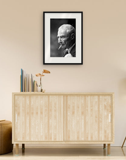 Fine-Art-Druck von „Robert Oppenheimer, 1964“ mit schwarzem Rahmen und Passepartout, im Wohnzimmer über einer Anrichte aufgehängt