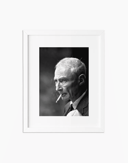 Robert Oppenheimer, 1964 — stampa fine art con cornice bianca