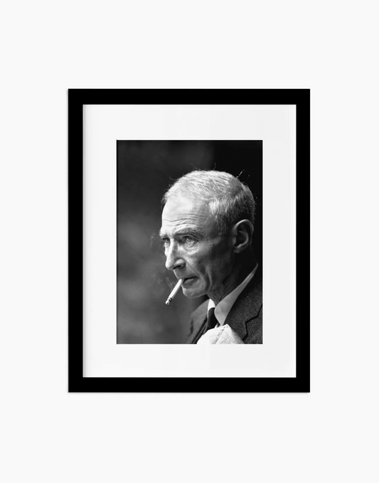 Robert Oppenheimer, 1964 — stampa fine art con cornice nera