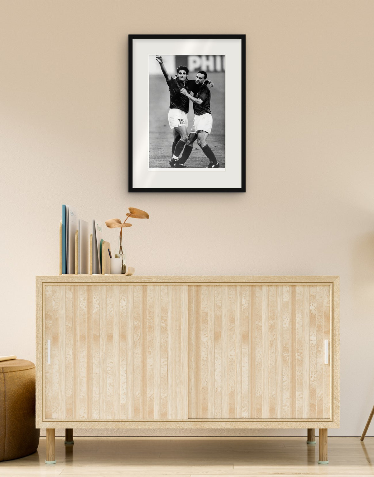 Fine-Art-Druck von „Roberto Baggio und Totò Schillaci, WM 1990“ mit schwarzem Rahmen und Passepartout, im Wohnzimmer über einer Anrichte aufgehängt