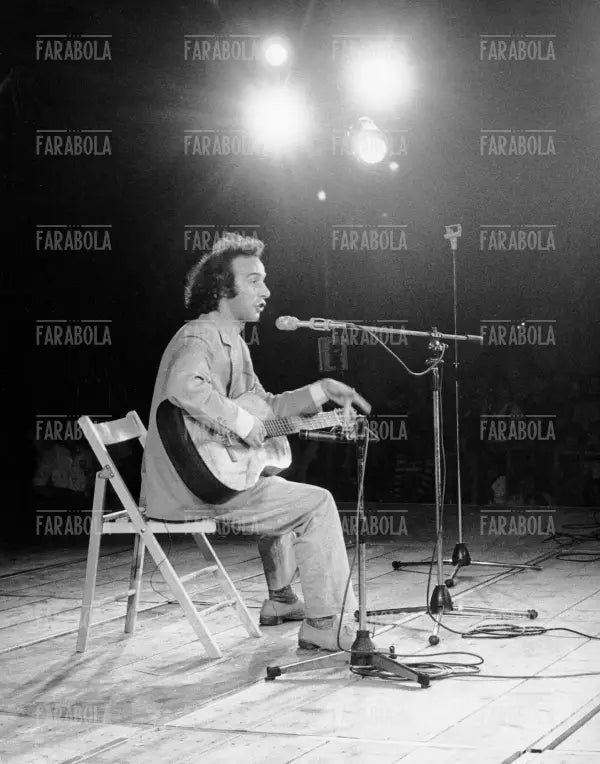 Roberto Benigni alla Festa de l'Unità, Milano, 1980 - Farabola Immagine digitale