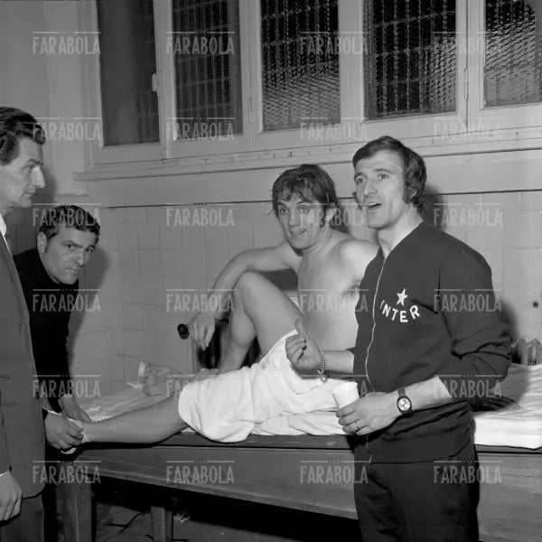 Roberto Boninsegna e Gianfranco Bedin negli spogliatoi, Inter vs Milan, 1971 - Farabola Immagine digitale