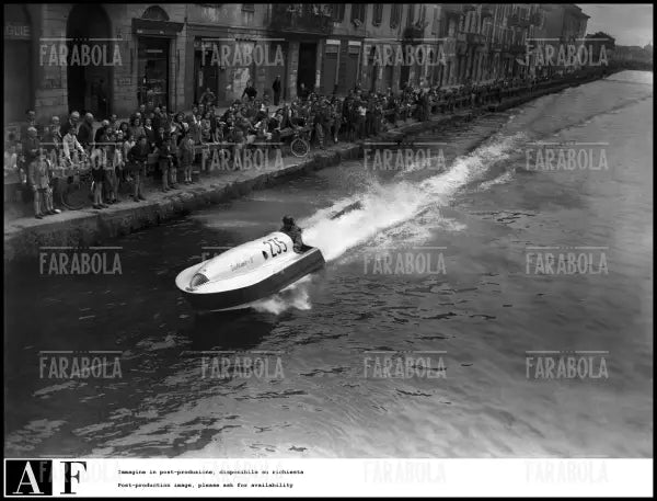 Roberto Coppier durante una gara sul Naviglio Grande, Milano, 1950 - Farabola Immagine digitale