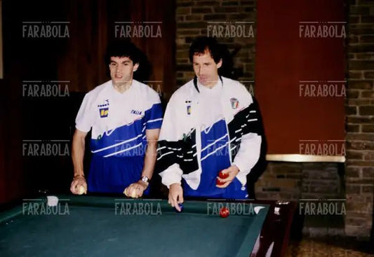 Roberto Donadoni e Franco Baresi in ritiro a Coverciano, 1990 - Farabola Immagine digitale
