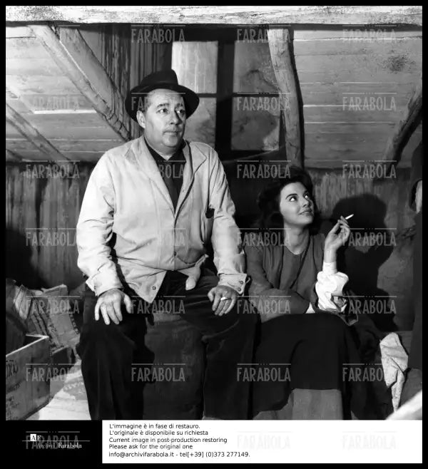 Roberto Rossellini e Giovanna Ralli sul set del film Era notte a Roma, 1960 - Farabola Immagine digitale