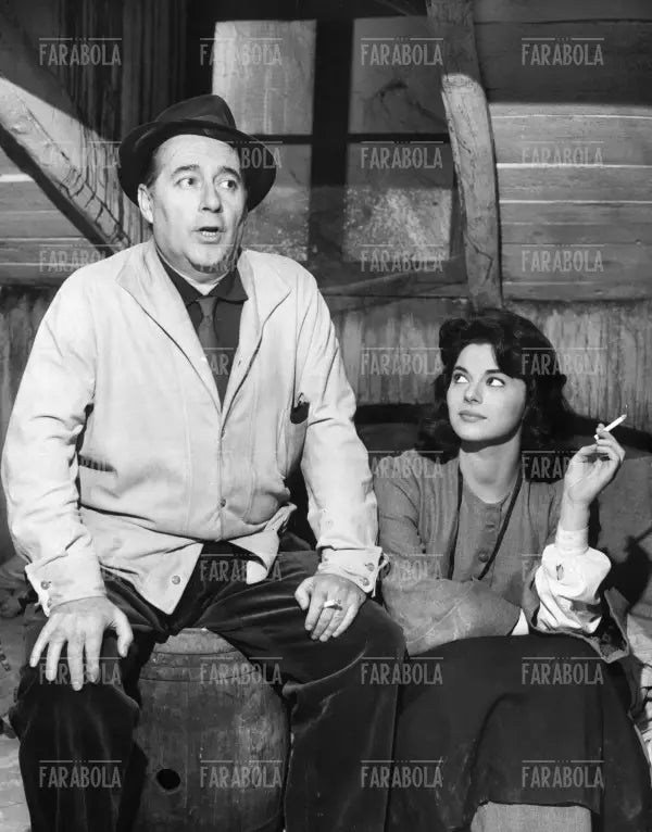 Roberto Rossellini e Giovanna Ralli sul set del film Era notte a Roma, 1960 - Farabola Immagine digitale