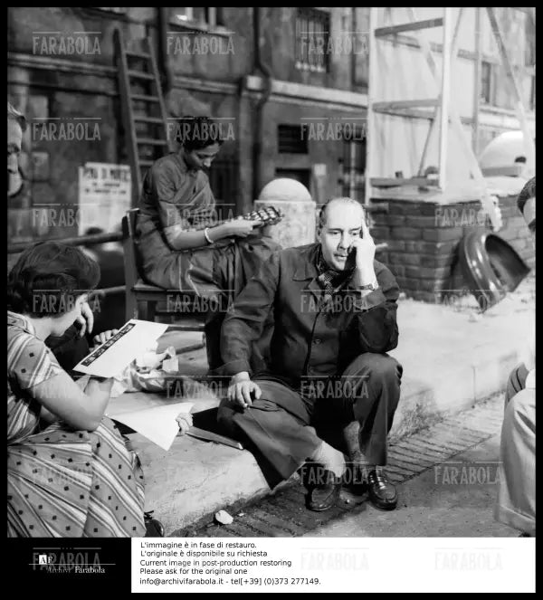 Roberto Rossellini sul set del film Il Generale Della Rovere, 1959 - Farabola Immagine digitale