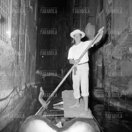 Rock Hudson a una festa mondana, Venezia, 1954 - Farabola Immagine digitale