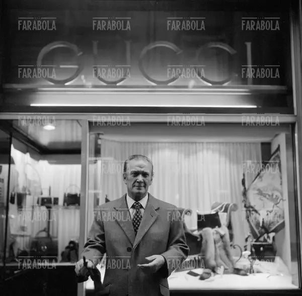 Rodolfo Gucci nel suo negozio in via Montenapoleone, Milano, 1971 - Farabola Immagine digitale