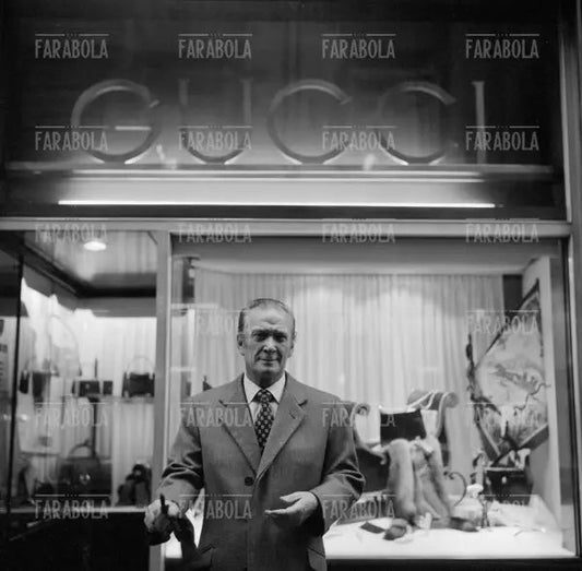 Rodolfo Gucci nel suo negozio in via Montenapoleone, Milano, 1971 - Farabola Immagine digitale