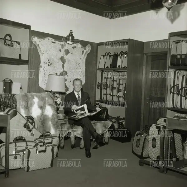Rodolfo Gucci nel suo negozio in via Montenapoleone, Milano, 1971 - Farabola Immagine digitale