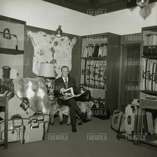 Rodolfo Gucci nel suo negozio in via Montenapoleone, Milano, 1971 - Farabola Immagine digitale