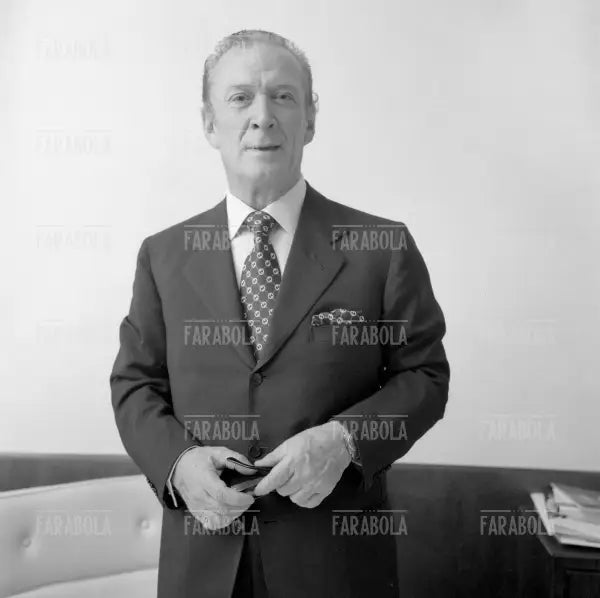 Rodolfo Gucci nel suo negozio in via Montenapoleone, Milano, 1971 - Farabola Immagine digitale