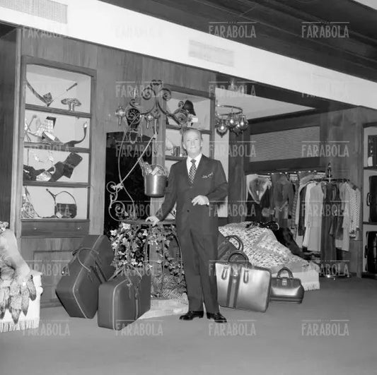 Rodolfo Gucci nel suo negozio in via Montenapoleone, Milano, 1971 - Farabola Immagine digitale