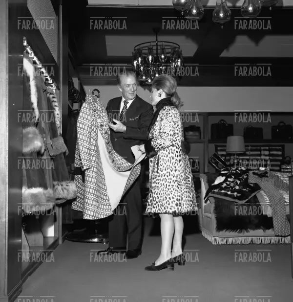 Rodolfo Gucci nel suo negozio in via Montenapoleone, Milano, 1971 - Farabola Immagine digitale