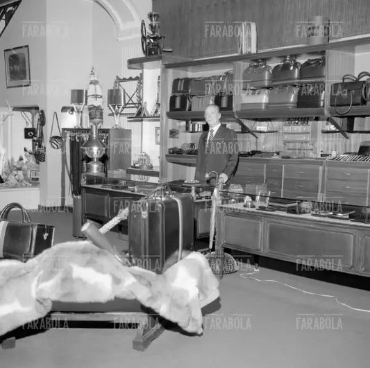 Rodolfo Gucci nel suo negozio in via Montenapoleone, Milano, 1971 - Farabola Immagine digitale