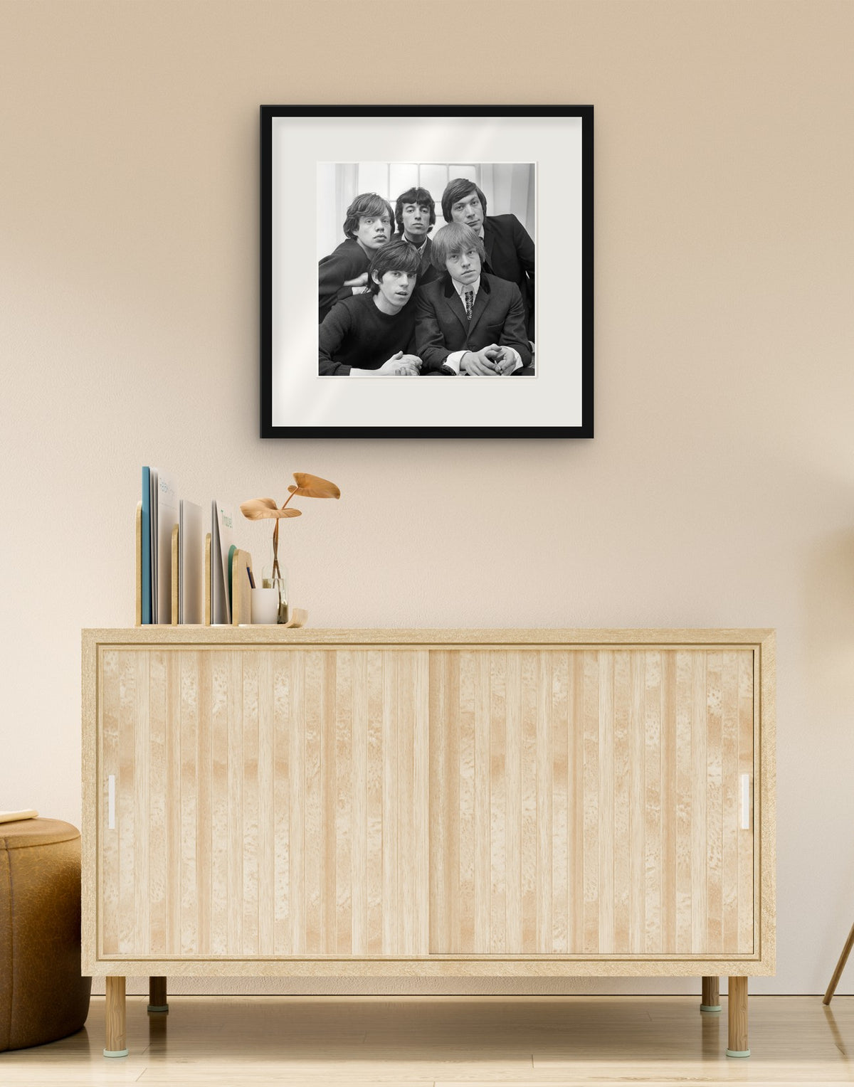 Fine-Art-Druck von „Die Rolling Stones, 1964“ mit schwarzem Rahmen und Passepartout, im Wohnzimmer über einer Anrichte aufgehängt