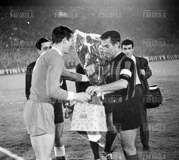 Ron Yeats e Armando Picchi, Inter vs Liverpool, 1965 - Farabola Immagine digitale