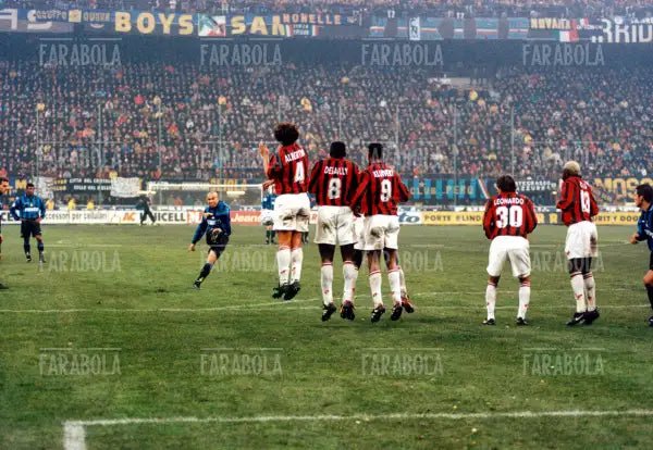 Ronaldo batte la punizione, Inter vs Milan, 1997 - Farabola Immagine digitale
