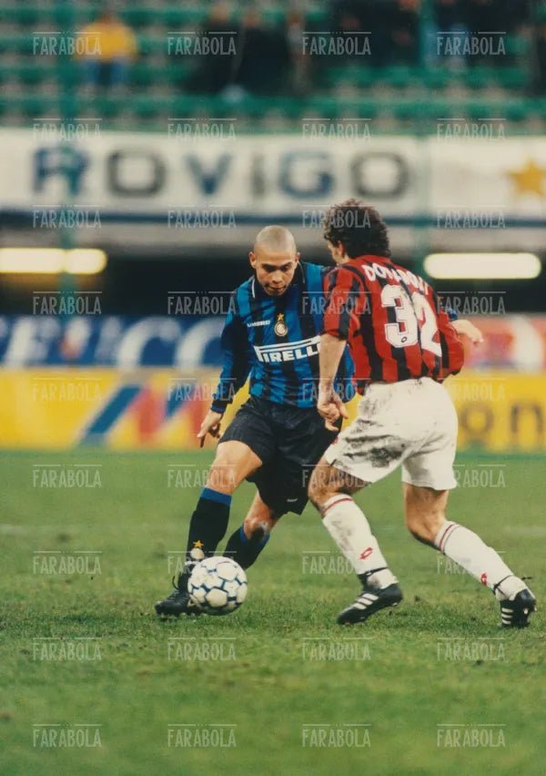 Ronaldo contrastato da Donadoni, Inter vs Milan, 1998 - Farabola Immagine digitale