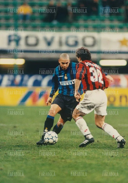 Ronaldo contrastato da Donadoni, Inter vs Milan, 1998 - Farabola Immagine digitale