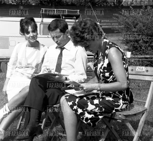 Rossella Como, Lucio Flauto e Ady Marzano, presentatori, Concerto dei Beatles, Milano, 1965 - Farabola Immagine digitale