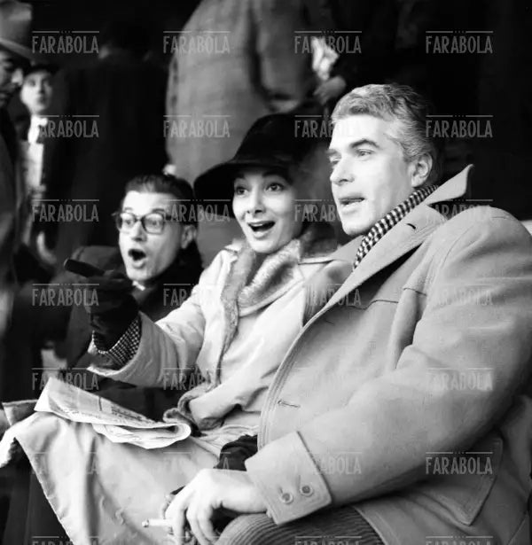 Rossella Falk e Giorgio Strehler assistono a Inter vs Roma, 1961 - Farabola Immagine digitale