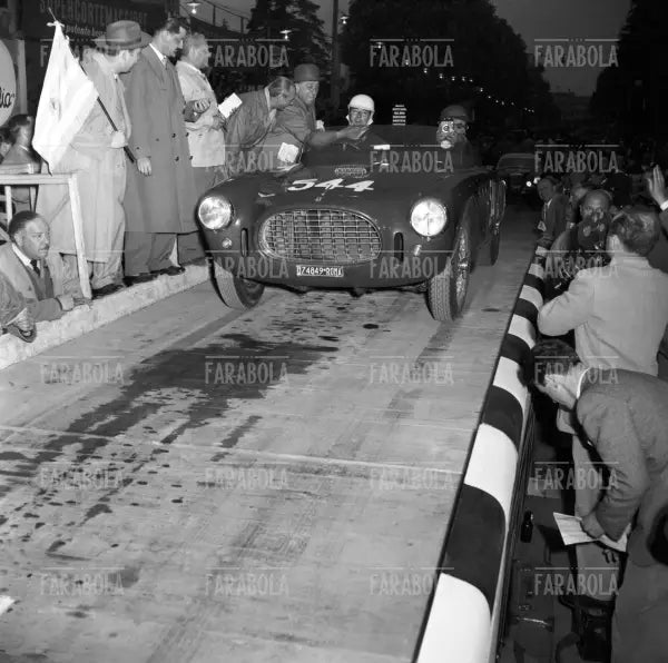 Rossellini e Tonti su Ferrari 250 MM, Mille Miglia, 1953 - Farabola Immagine digitale