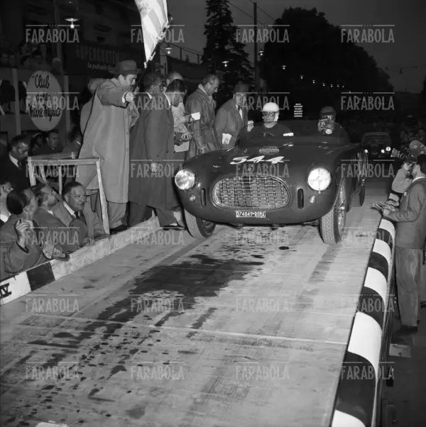 Rossellini e Tonti su Ferrari 250 MM, Mille Miglia, 1953 - Farabola Immagine digitale