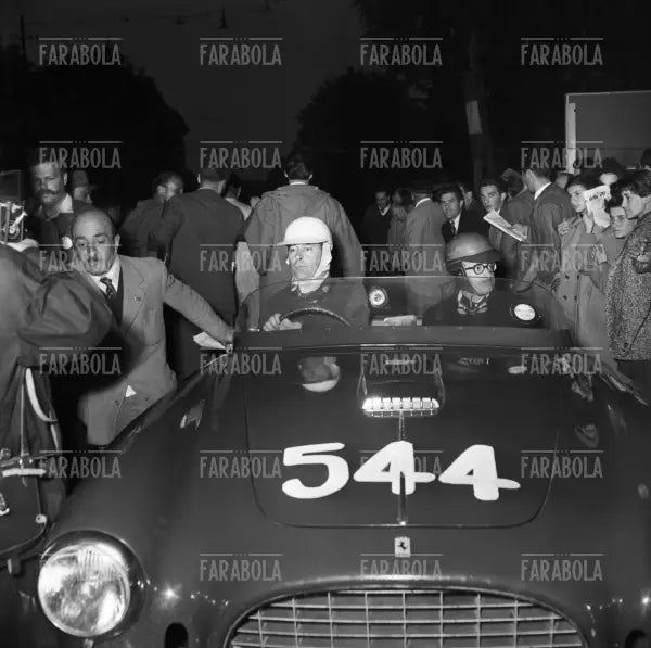 Rossellini e Tonti su Ferrari 250 MM, Mille Miglia, 1953 - Farabola Immagine digitale