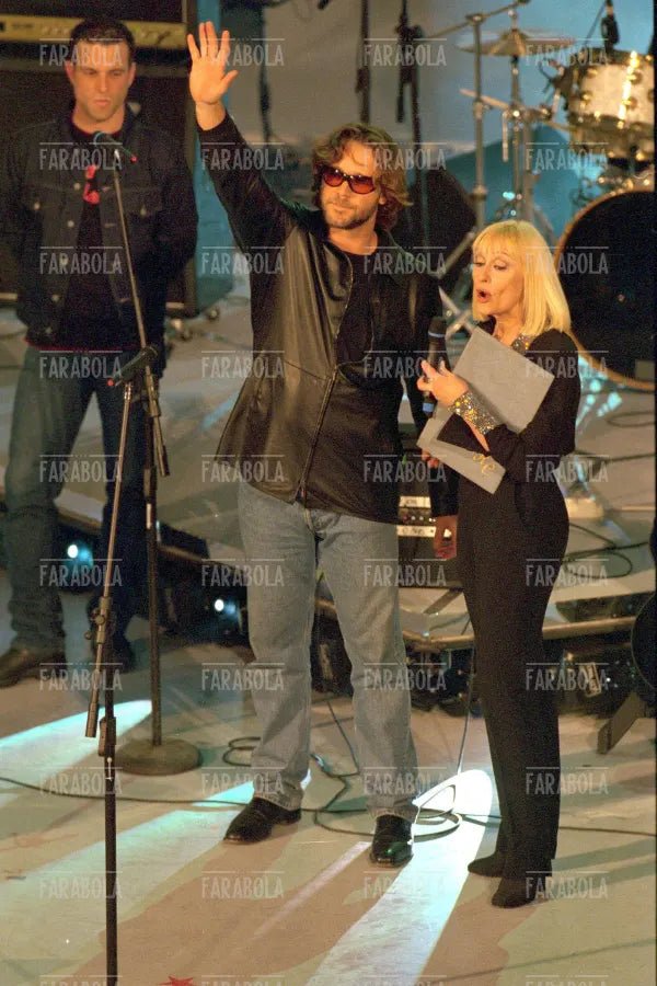 Russell Crowe e Raffaella Carrà, Festival di Sanremo, 2001 - Farabola Immagine digitale