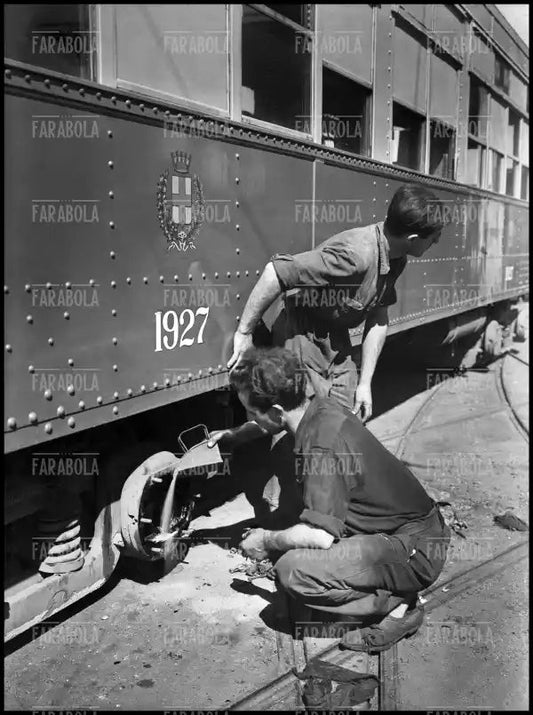 Sabotaggio di un tram, Milano, 1944 - Farabola Immagine digitale