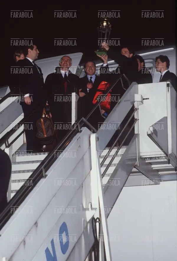 Sacchi, Berlusconi e Baresi atterrano a Milano con la Coppa Intercontinentale, 1989 - Farabola Immagine digitale