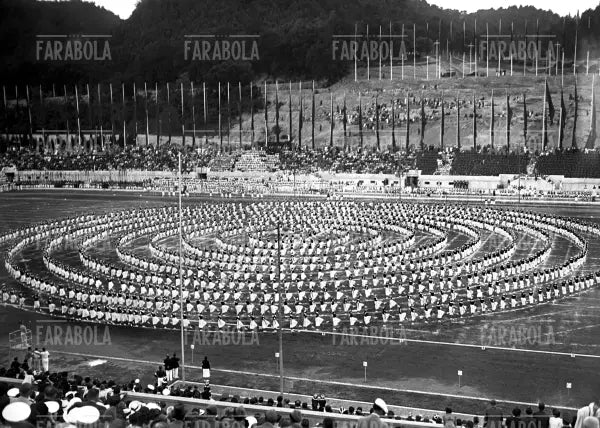 Saggio ginnico delle Allieve dell'Accademia per l'Educazione Fisica, Roma, 1938 - Farabola Immagine digitale