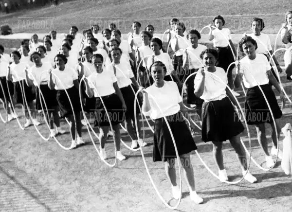 Saggio ginnico delle Giovani Italiane all'Arena Civica, Milano, 1939 - Farabola Immagine digitale