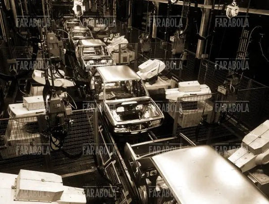 Saldatrici automatiche sulla linea di montaggio della Fiat 132, Torino, anni 70 - Farabola Immagine digitale