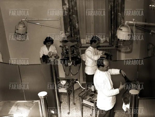 Salone di bellezza Elizabeth Arden in via Montenapoleone, Milano, 1954 - Farabola Immagine digitale