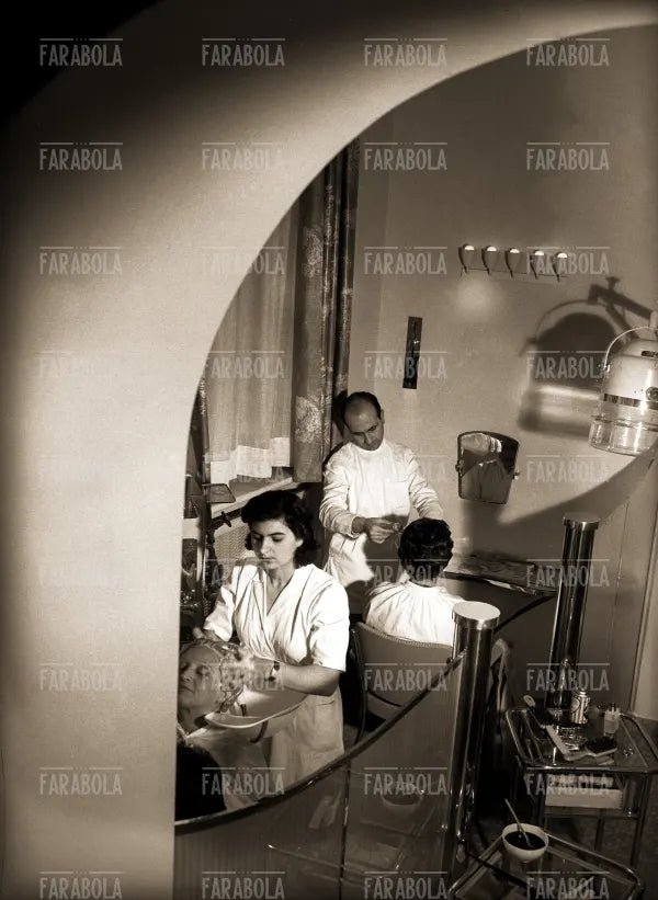 Salone di bellezza Elizabeth Arden in via Montenapoleone, Milano, 1954 - Farabola Immagine digitale