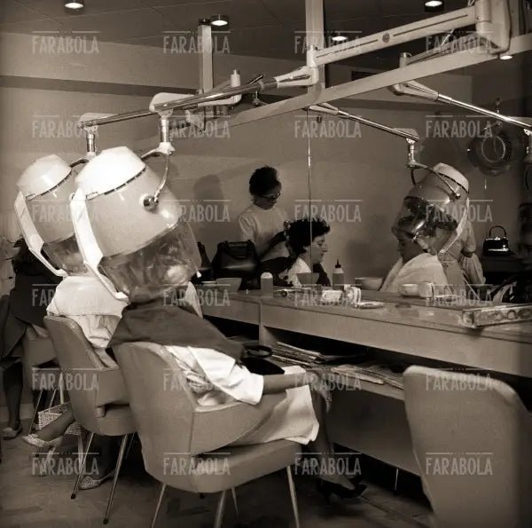 Salone di bellezza Elizabeth Arden in via Montenapoleone, Milano, 1958 - Farabola Immagine digitale