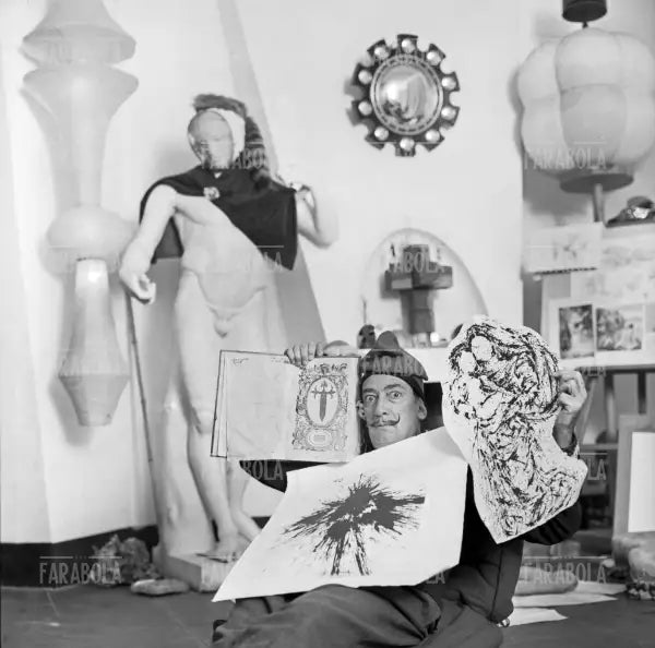 Salvador Dalì a Port Lligat, 1957 - Farabola Immagine digitale