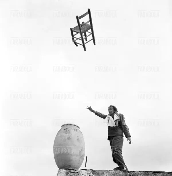 Salvador Dalì a Port Lligat, 1957 - Farabola Immagine digitale