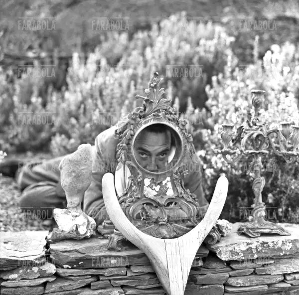 Salvador Dalì a Port Lligat, 1957 - Farabola Immagine digitale