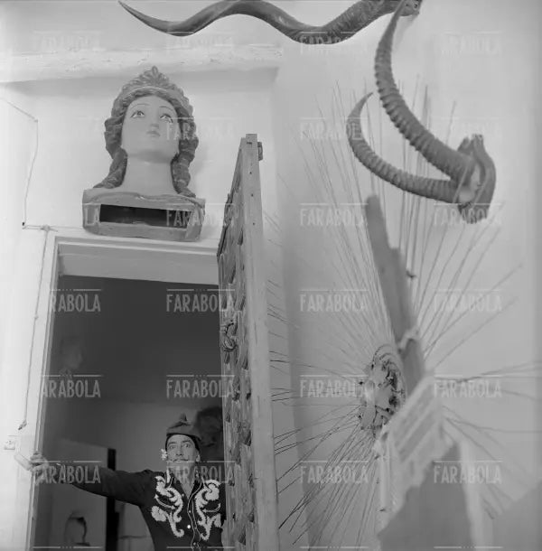 Salvador Dalì a Port Lligat, 1957 - Farabola Immagine digitale