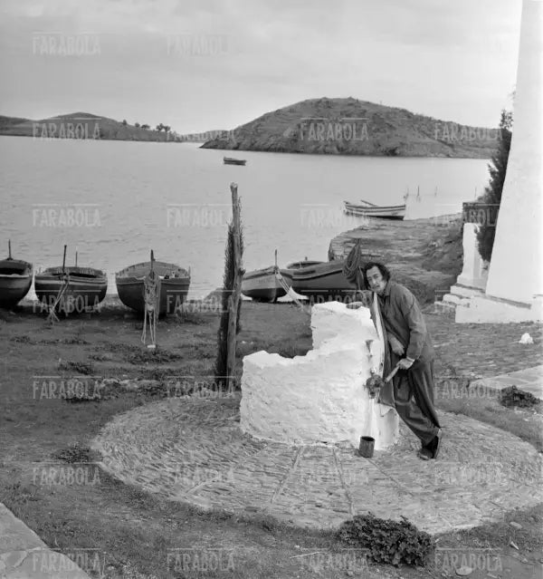 Salvador Dalì a Port Lligat, 1957 - Farabola Immagine digitale