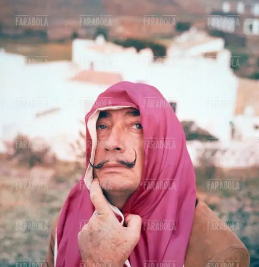 Salvador Dalì a Port Lligat, 1957 - Farabola Immagine digitale