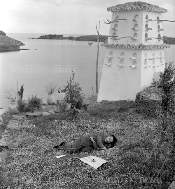 Salvador Dalì a Port Lligat, 1957 - Farabola Immagine digitale