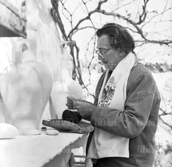 Salvador Dalì a Port Lligat, 1957 - Farabola Immagine digitale